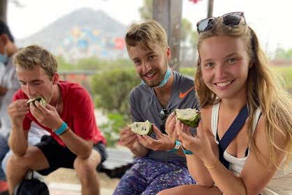 Degustando una fruta tropical
