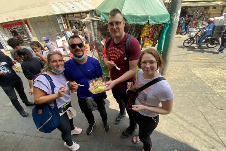Foto de grupo durante o tour de street food