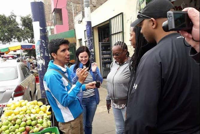 Escuchando las explicaciones del guía