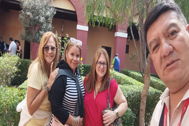 Foto di gruppo vicino a un tempio di Lima