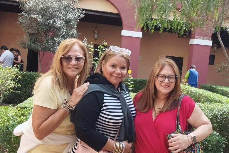 Foto de grupo en uno de los templos de Lima