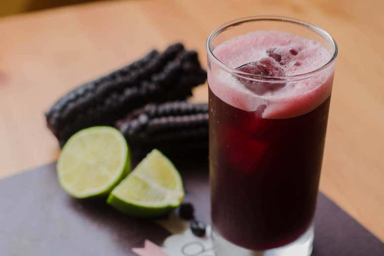 Un bicchiere di chicha morada