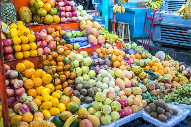 Puesto de coloridas frutas en el mercado de Surquillo