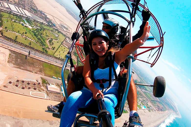 Paramoteur sur la côte sud de Lima