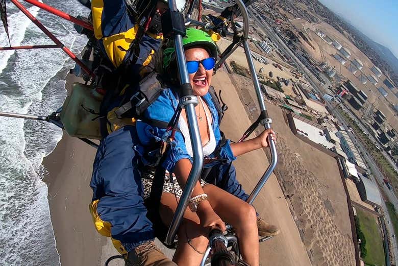 Survolez la côte sud de Lima