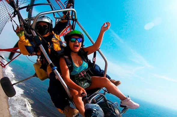 Vuelo en paramotor sobre la costa sur de Lima