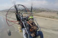 Vuelo en paramotor sobre la costa sur de Lima
