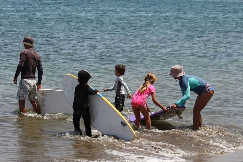 En el curso de surf en Máncora