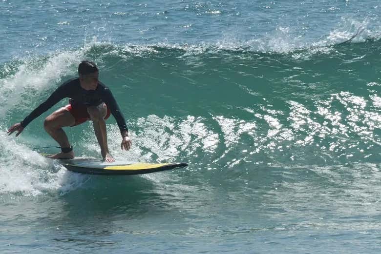Dominando las olas del norte de Perú