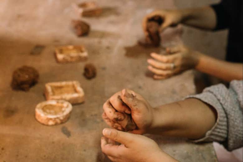 Experimentando la creación de piezas de barro