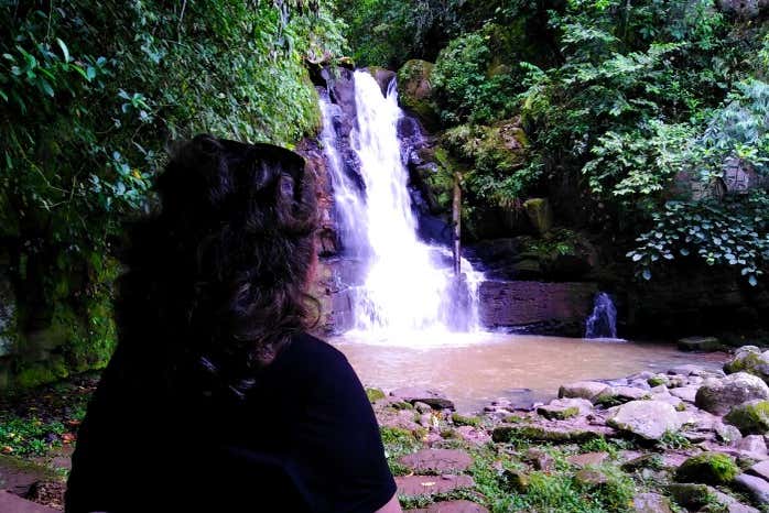 Contemplando la cascada