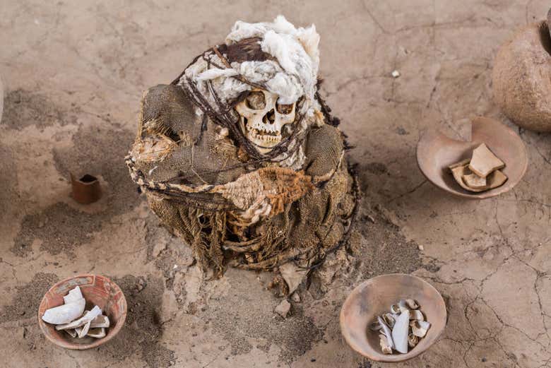 Huesos en el cementerio de Chauchilla