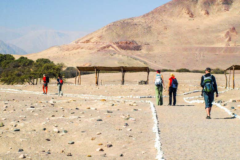 Turistas explorando Chauchilla