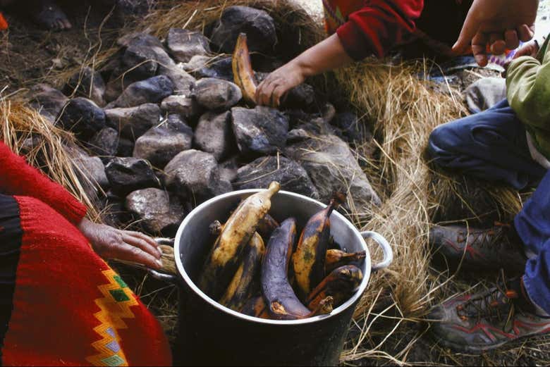 Cocinando los plátanos en una hoguera