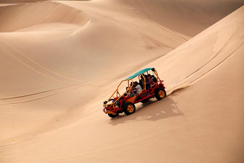 Atravesando el desierto de Paracas en buggy