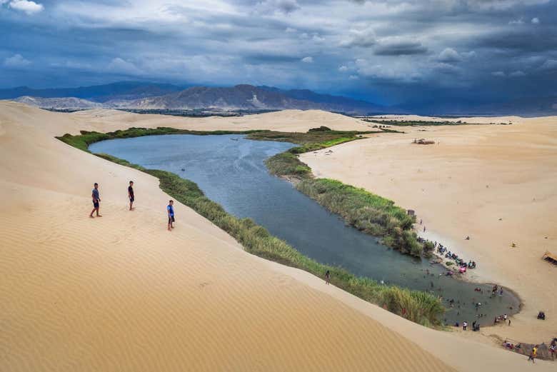 Laguna en el oasis de Morón