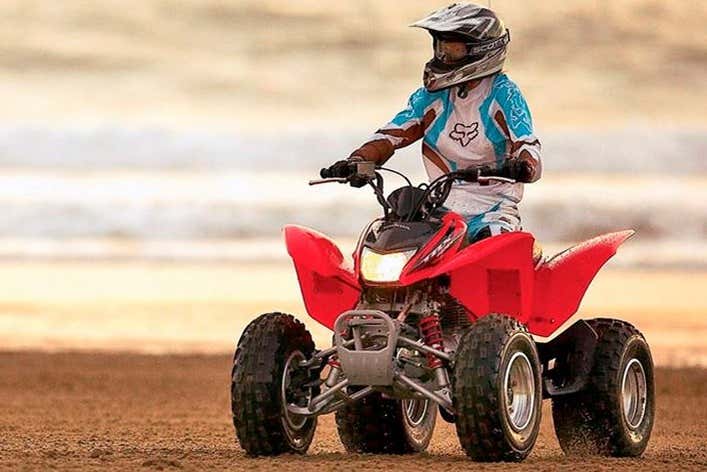 Quad en el desierto de la Reserva Nacional de Paracas