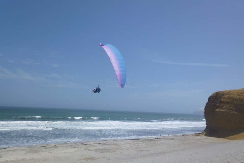 Voando sobre a costa de Paracas
