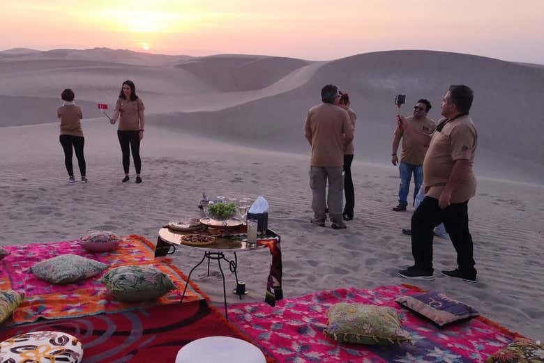Disfrutando de la puesta de sol en el desierto
