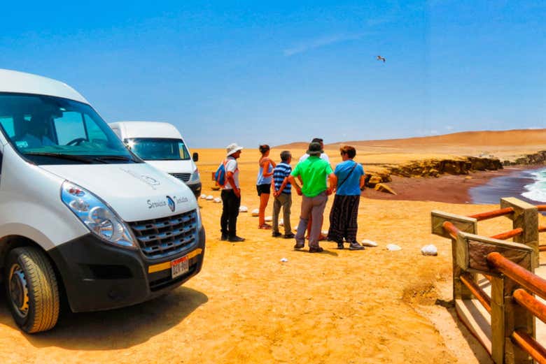 Viendo los paisajes de playa Roja