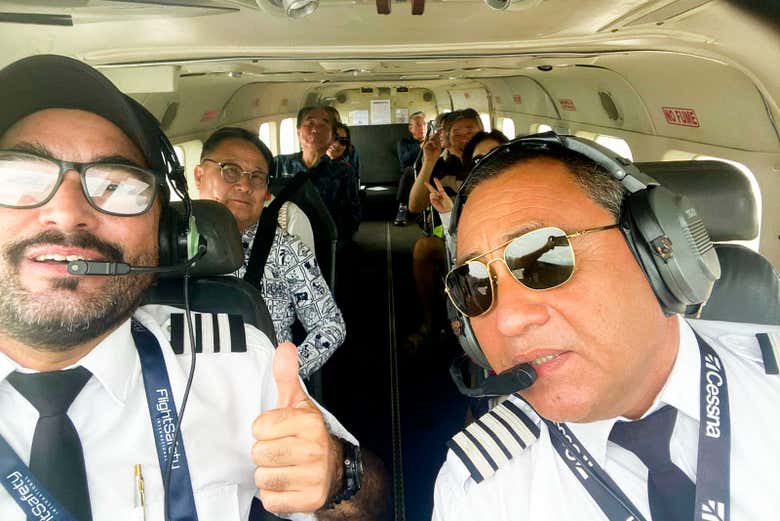 Pilotos de la avioneta junto a sus pasajeros