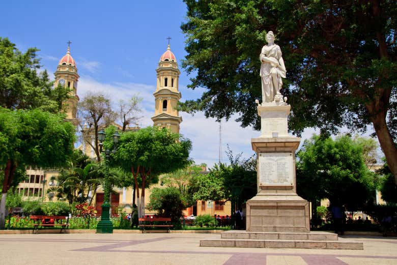 Central monument in Piura city center