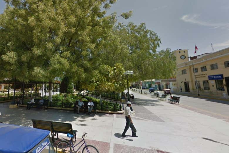 Paseando por la plaza de Armas de Chulucanas