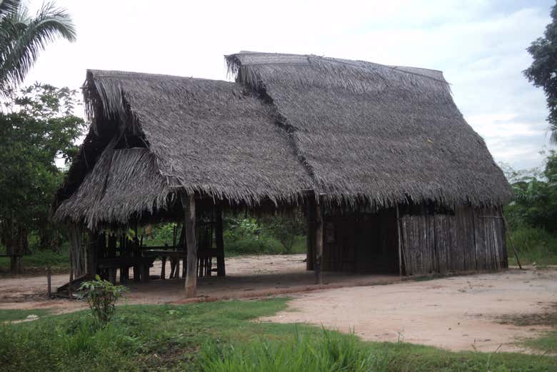Casas na margem da lagoa