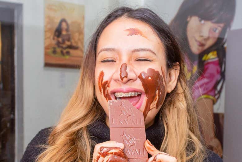 Probando el delicioso chocolate que prepararemos