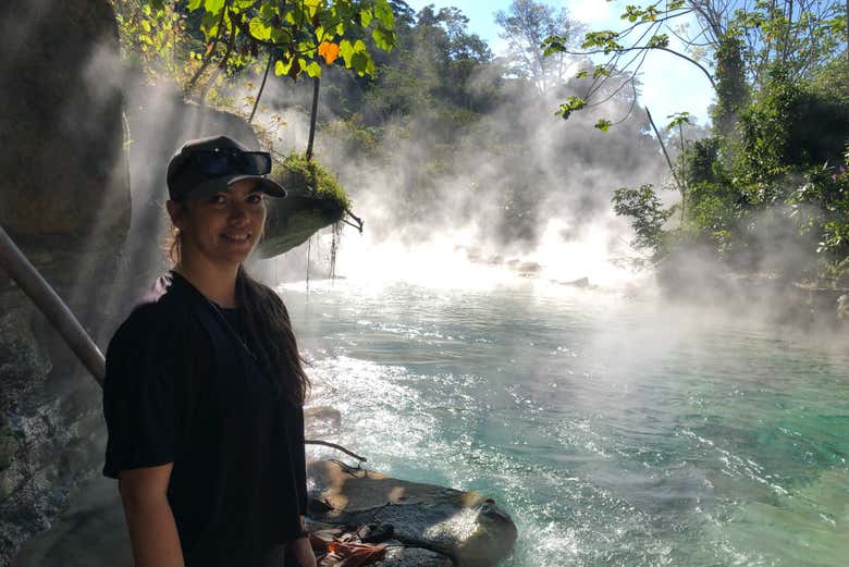 Una foto del recuerdo con el Mayantuyacu al fondo