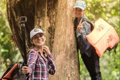Una pareja durante la ruta de senderismo