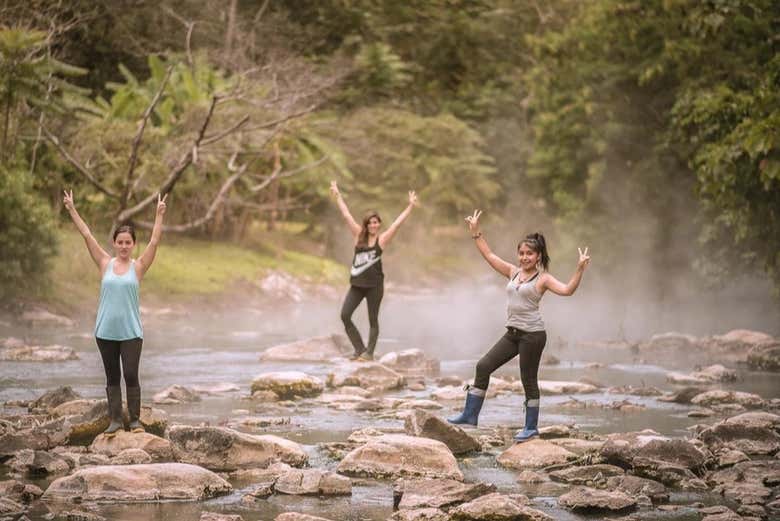 Foto de grupo en el río hirviente de Mayantuyacu