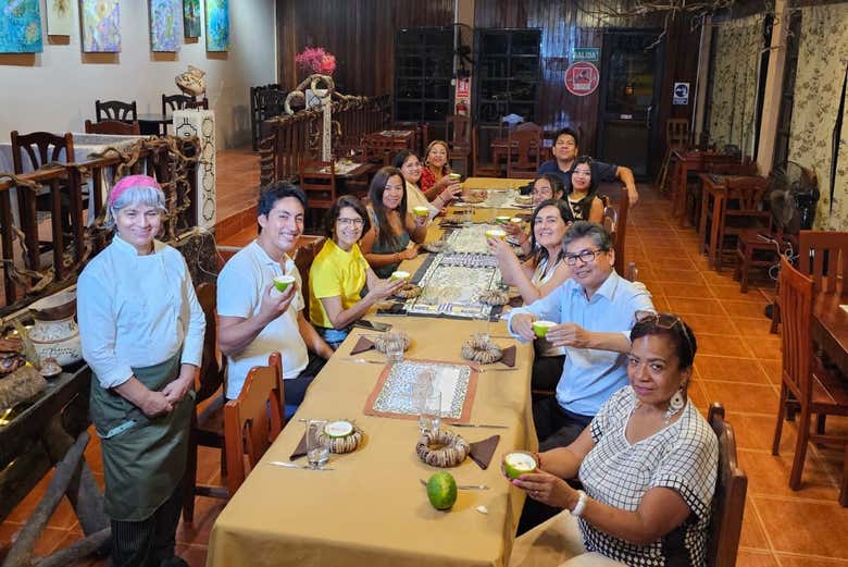 Apreciando o jantar regional das 10 estações