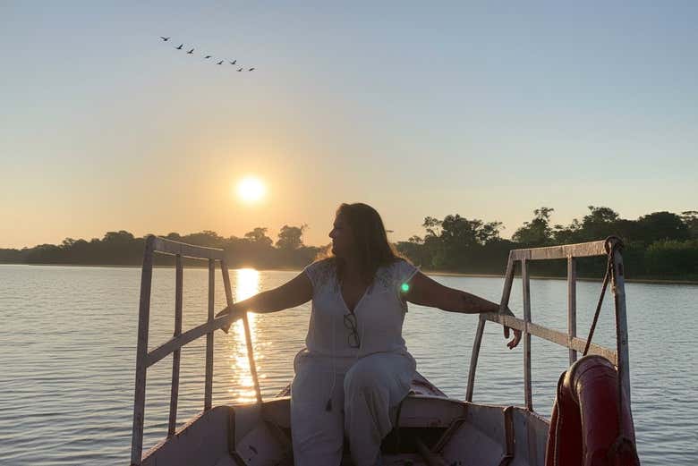 Contemplando las vistas del río Uyacali