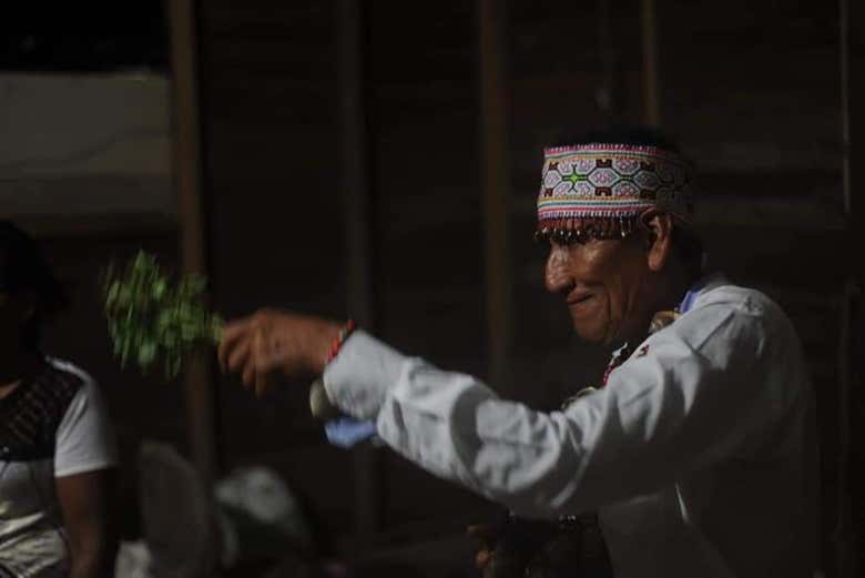 Chamán llevando a cabo la ceremonia