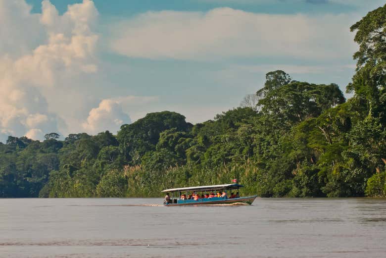 Bote recorriendo el río Madre de Dios
