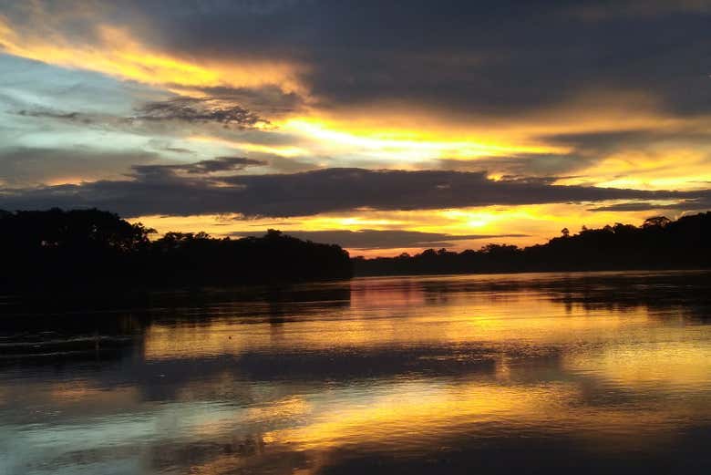 Atardece en el río Tambopata