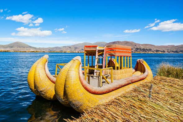 Excursión privada a las islas de los Uros en barca tradicional