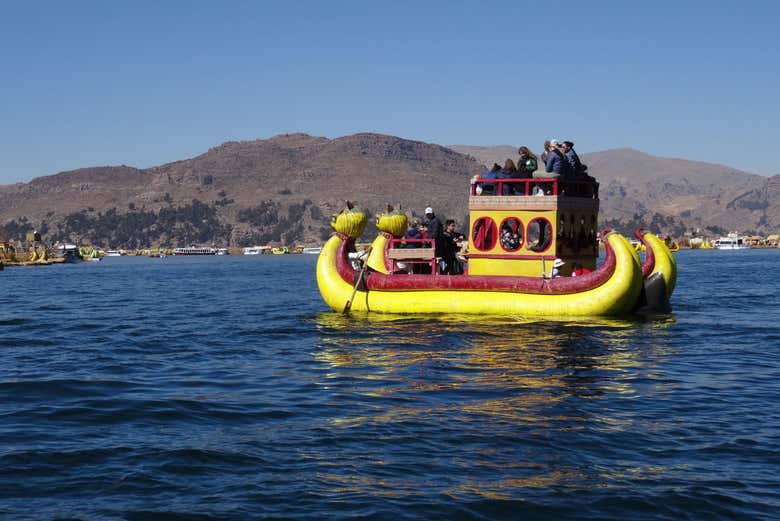 Barcas tradicionales de los Uros en el lago Titicaca