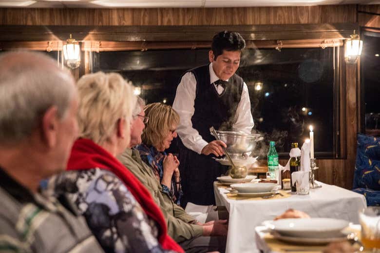Cena en el catamarán por el Lago Titicaca
