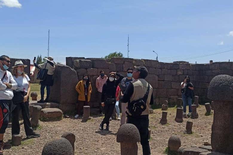 Escuchando las explicaciones del guía