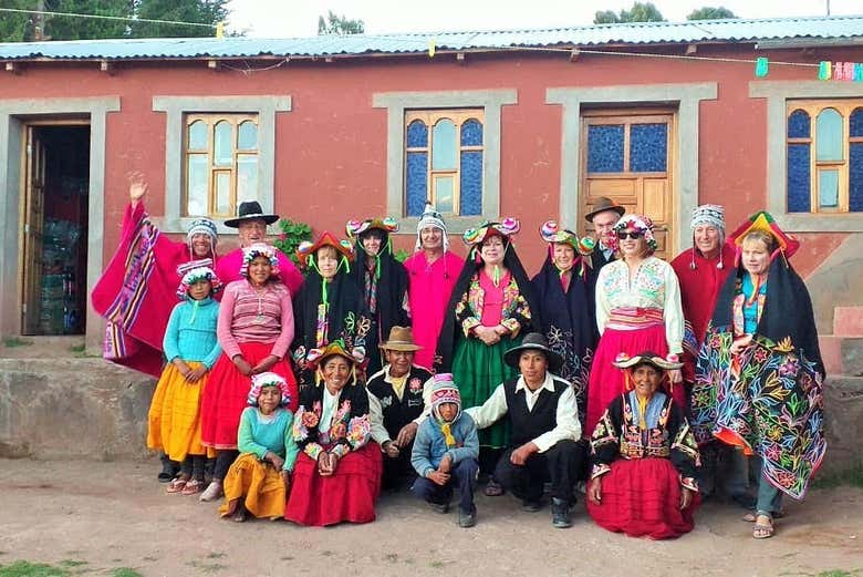¡Foto en grupo con vestimentas tradicionales!