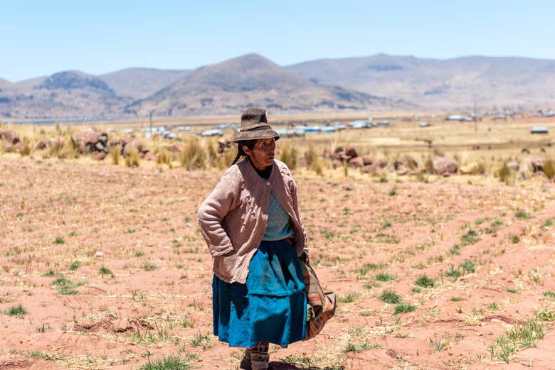 Una mujer visitando la Puerta de los Dioses