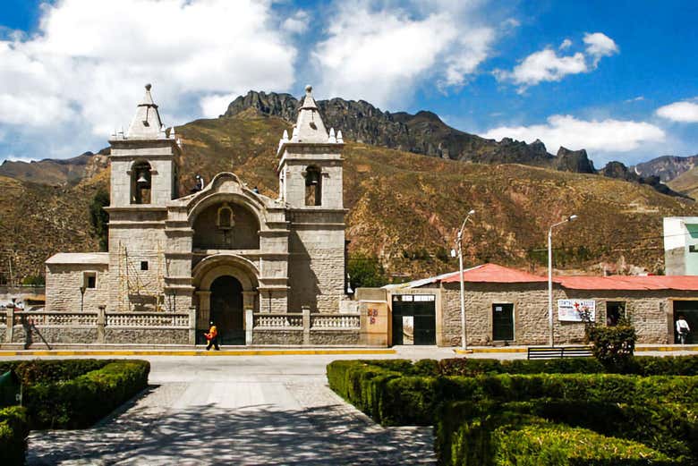 Acercándonos a la plaza de Armas de Chivay