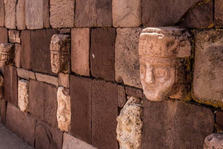 Figuras en los muros de Tiwanaku