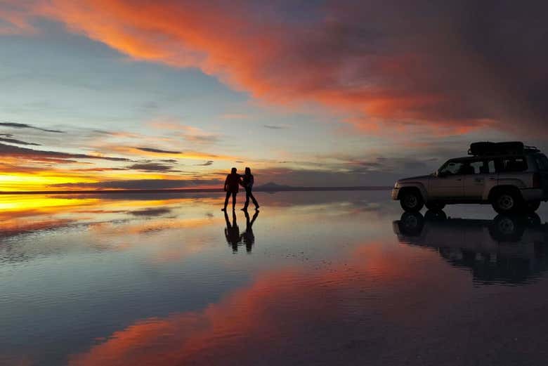 Admirando una espectacular puesta de sol en el Salar de Uyuni