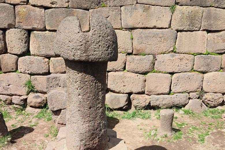 Un gran falo esculpido en piedra