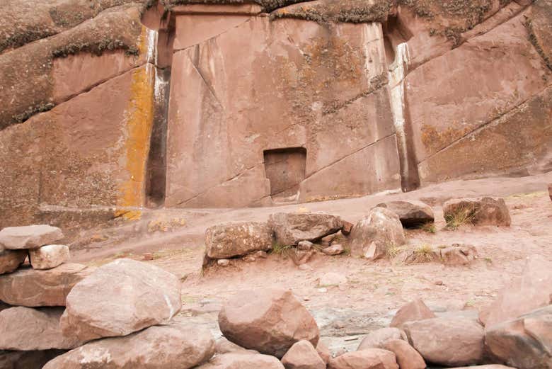 Vista frontal de Aramu Muru o Hayu Marca