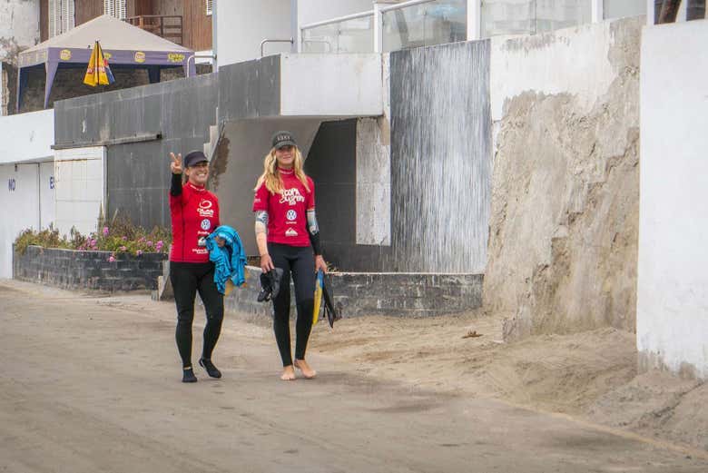 Surfistas en Punta Negra