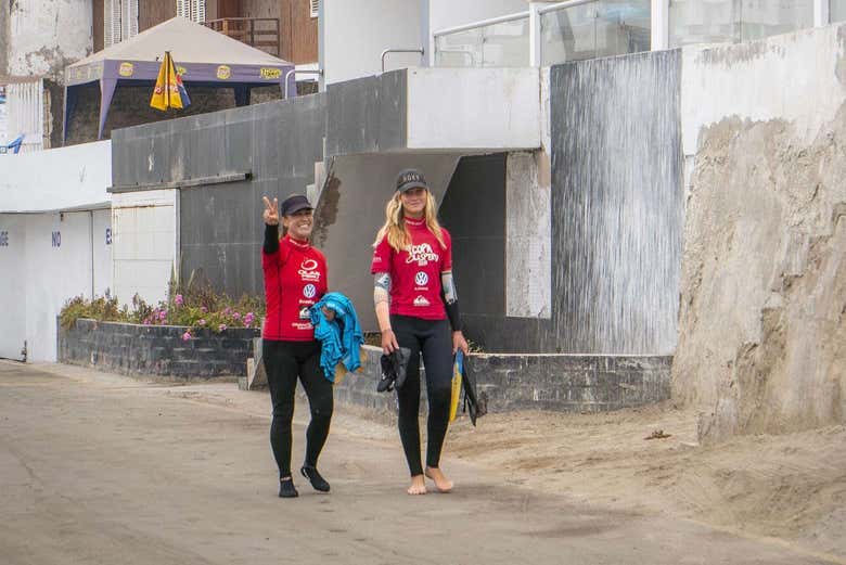 Surfistas en San Bartolo